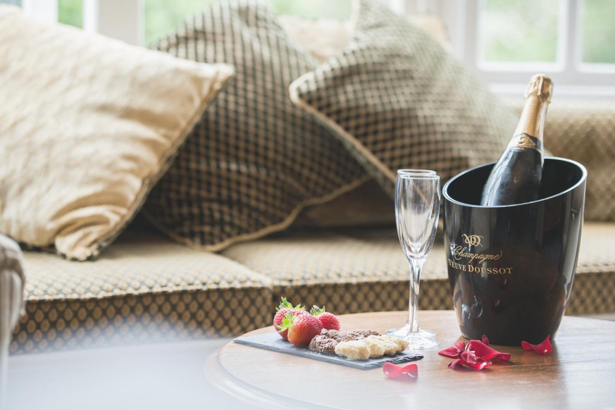 Mere Court Hotel ナッツフォード エクステリア 写真