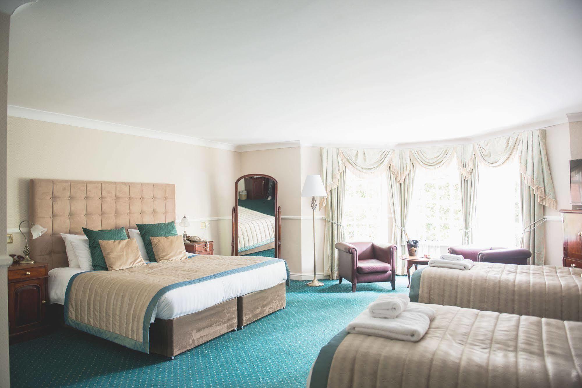 Mere Court Hotel ナッツフォード エクステリア 写真